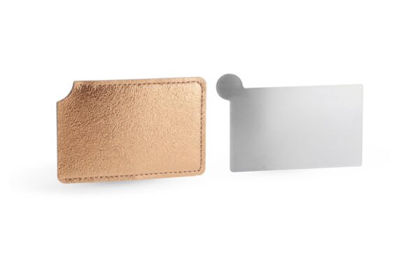 Échantillon de miroir de poche dans un étui