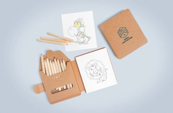 Échantillon de jeu de crayons de couleur avec livre de coloriage
