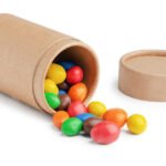 Sucreries dans des boîtes en papier